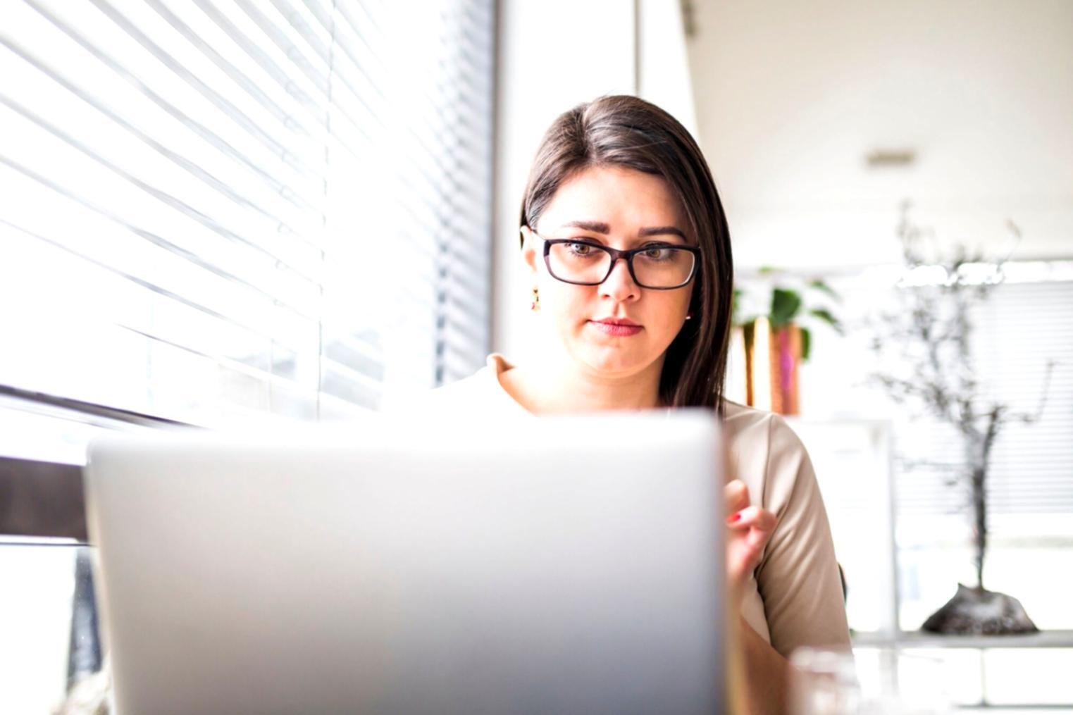 Écran de travail montrant modèle financier Excel en cours de construction
