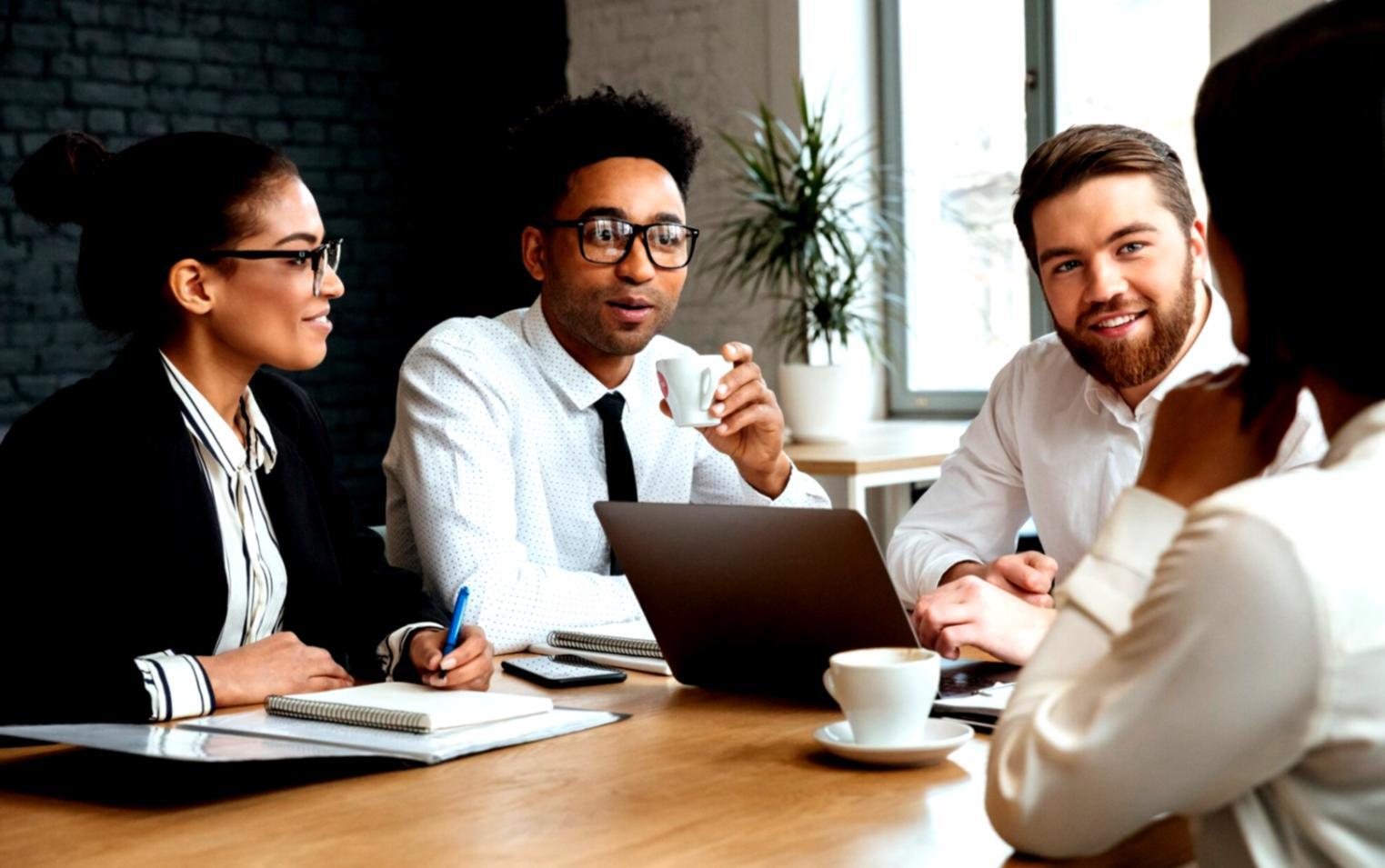 Session de formation sur la modélisation financière avec des participants en action